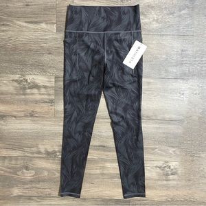Athleta Salutation Stash II Printed Tight
Leggings